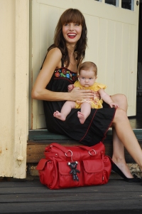 Sac__langer_Mia_en_cuir_rouge_by_Il_Tutto_-_lifestyle_4
