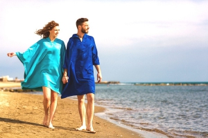 BEACH_PONCHO-Couple_Debout_Plage