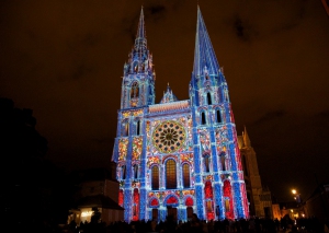 CEL_-Portail_Royal_Dbut_-_cathdrale_onirique_tout_en_vitrail_2_bis_-_copyright_Spectaculaires-_les_Allumeurs_dimages_-_Photo_M.Anglada
