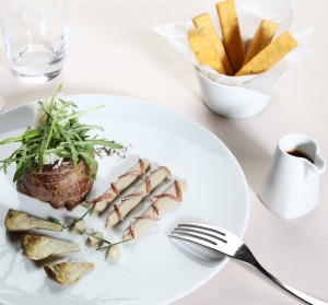 Piece_de_Boeuf_Grillee_cremeux_dartichaut_aux_anchois_Frites_de_panisses_au_citron_BoeufSurToit-DanielaJeremijevic