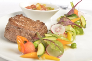 Filet_de_boeuf_poele_fricassee_de_legumes_de_saison_vierge_de_tomates