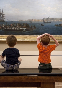 Enfants_dans_la_salle_des_Vernet__Musee_national_de_la_marineS.Dondain