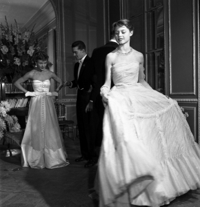 Brigitte_Bardot_mannequin_pour_Vogue_en_robe_de_Jacques_Fath_1950__Atelier_Robert_Doisneau