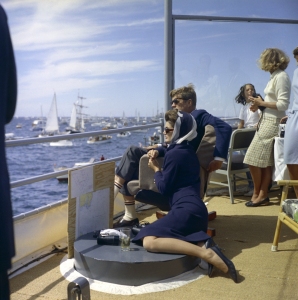 JACKIE_KENNEDY_a_lAmericas_Cup_de_1962_Photo_2_Credit_photo_Cecil_W._Stoughton
