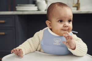 Mini_Bavoir_-_Bleu_Pastel_-_BABYBJORN2