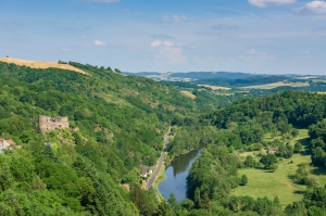 Auvergne_-_Allier_-_Le_chateau_de_Chouvigny_dans_la_vallee_de_la_Sioule