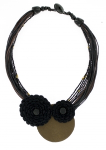 F_Collier_en_lacets_de_coton_et_perle_de_rocaille_pendentif_en_cuir_et_pastilles_fleur_en_passementerie__-_45