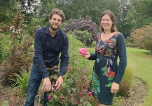 Les_Chemins_de_la_Rose_-_Doue_la_fontaine_-_49_-_fete_des_rosiers_-Florine_et_Guillaume_Dittiere_-tbd