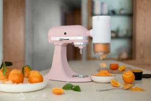 Robot_ptissier_multifonction_KitchenAid_Rose_Plume_avec_son_accessoire__rper_la_glace
