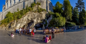 Grotte_jour_vue_generale_HD_2015__P._Vincent-OT_Lourdes