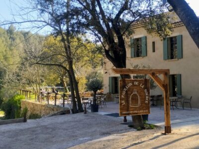 Le Pavillon de la Source, vue de l'entrée et panneau d'entrée