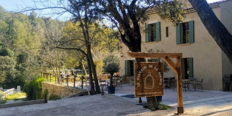 Le Pavillon de la Source, vue de l'entrée et panneau d'entrée