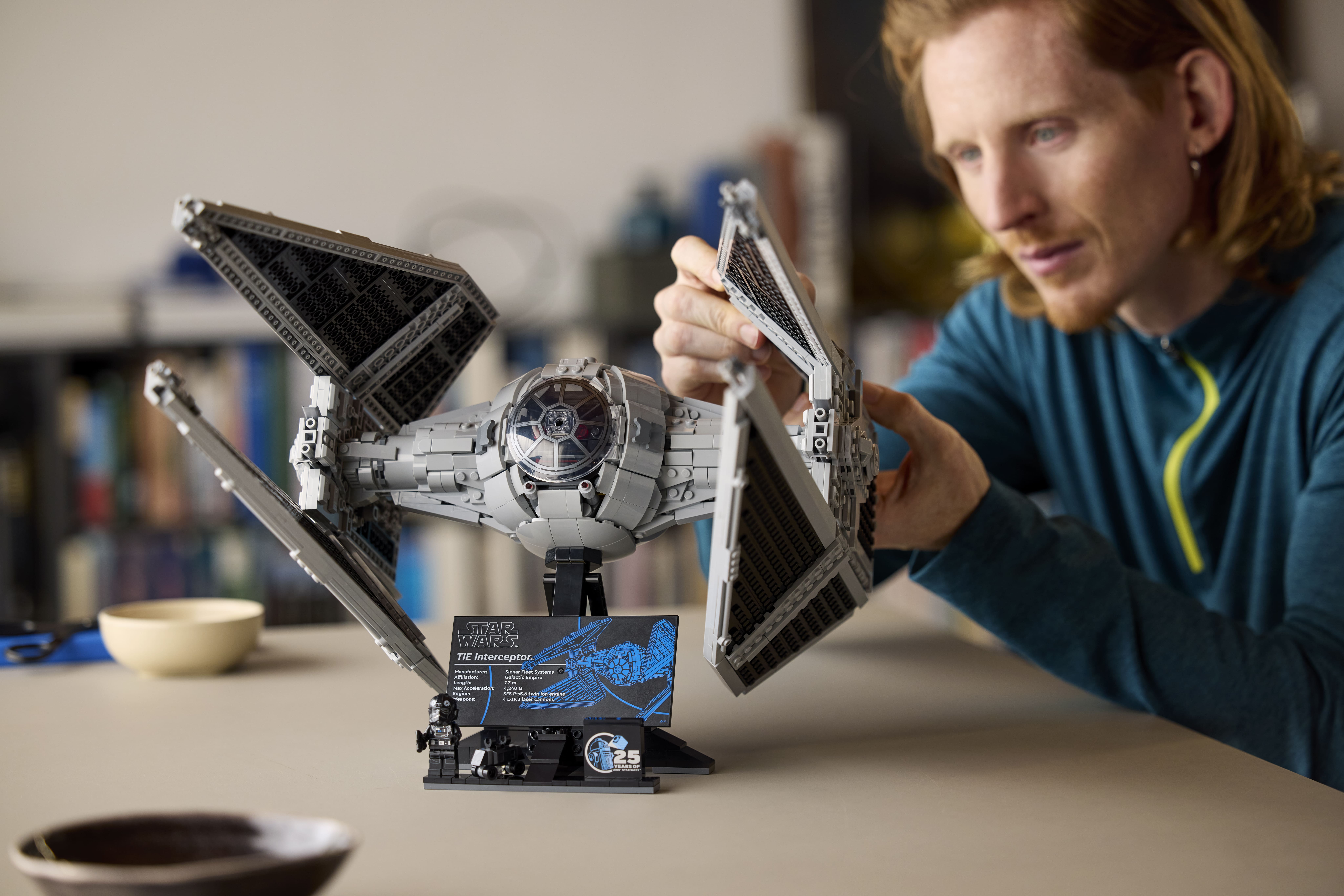 L'Intercepteur TIE en construction, collection Lego Star Wars